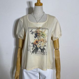 インゲボルグ(INGEBORG)のインゲボルグ　定価16500円のTシャツで、後ろ身頃が二重になっています。(Tシャツ(半袖/袖なし))