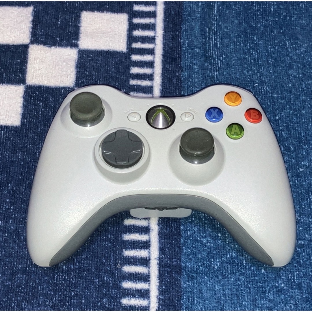 Xbox360(エックスボックス360)のxbox360 純正 ワイヤレスコントローラー白 ② エンタメ/ホビーのゲームソフト/ゲーム機本体(その他)の商品写真