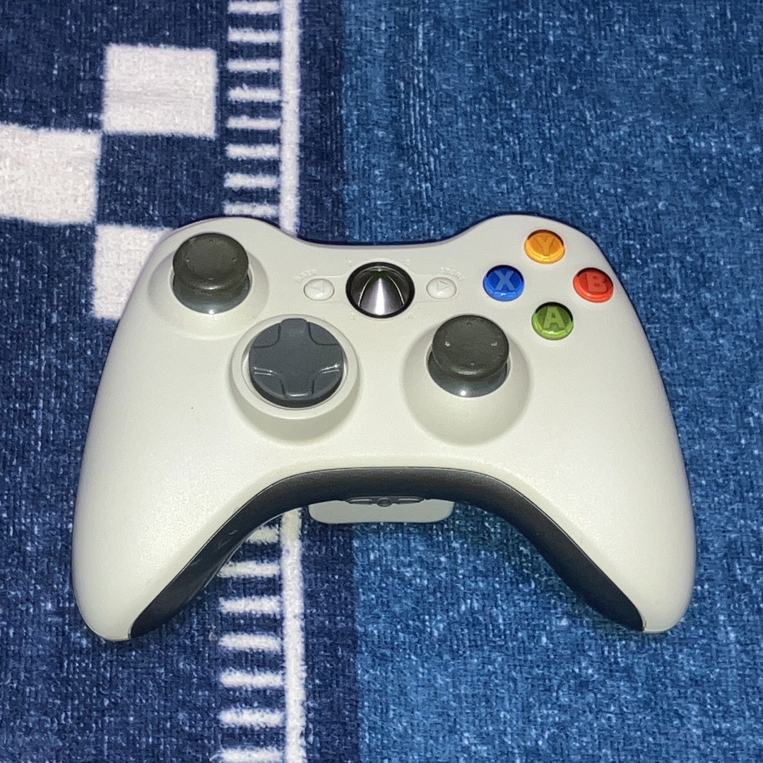 Xbox360(エックスボックス360)のxbox360 純正 ワイヤレスコントローラー白 ③ エンタメ/ホビーのゲームソフト/ゲーム機本体(その他)の商品写真