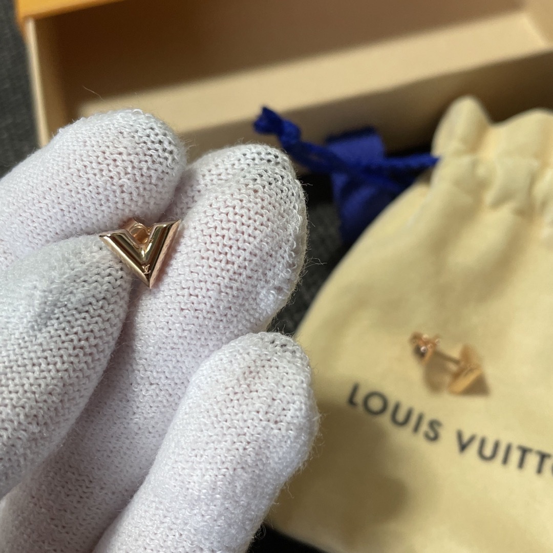 LOUIS VUITTON(ルイヴィトン)のLOUIS VUITTON スタッズエセンシャルVピアス レディースのアクセサリー(ピアス)の商品写真