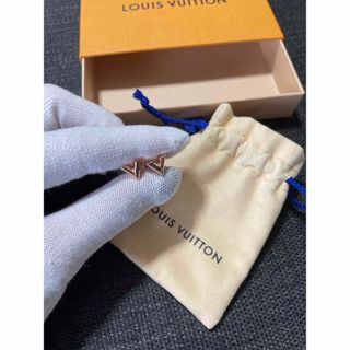 ルイヴィトン(LOUIS VUITTON)のLOUIS VUITTON スタッズエセンシャルVピアス(ピアス)