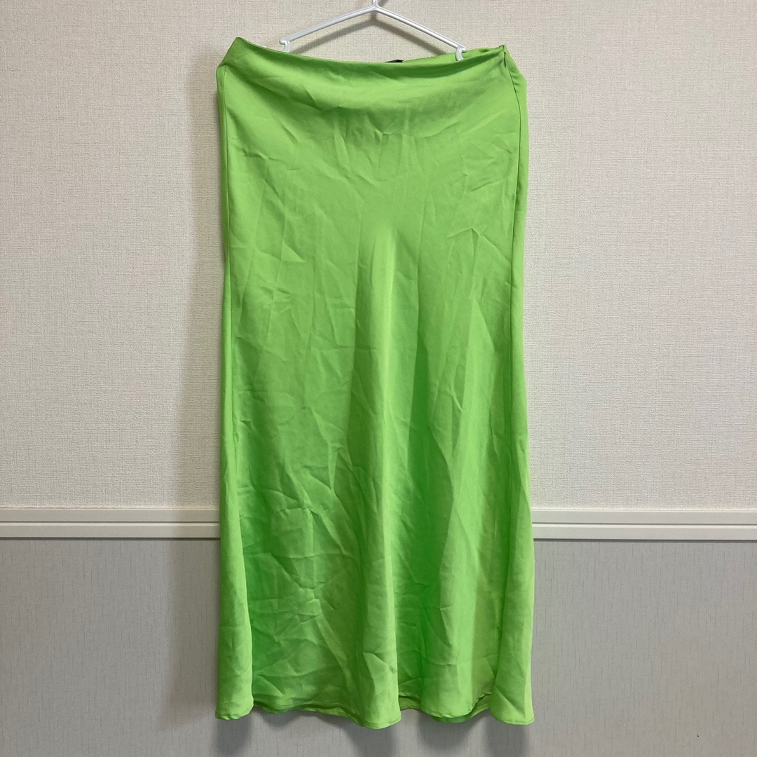Bershka(ベルシュカ)のBershka ネオングリーン サテン ミディスカート レディースのスカート(ロングスカート)の商品写真