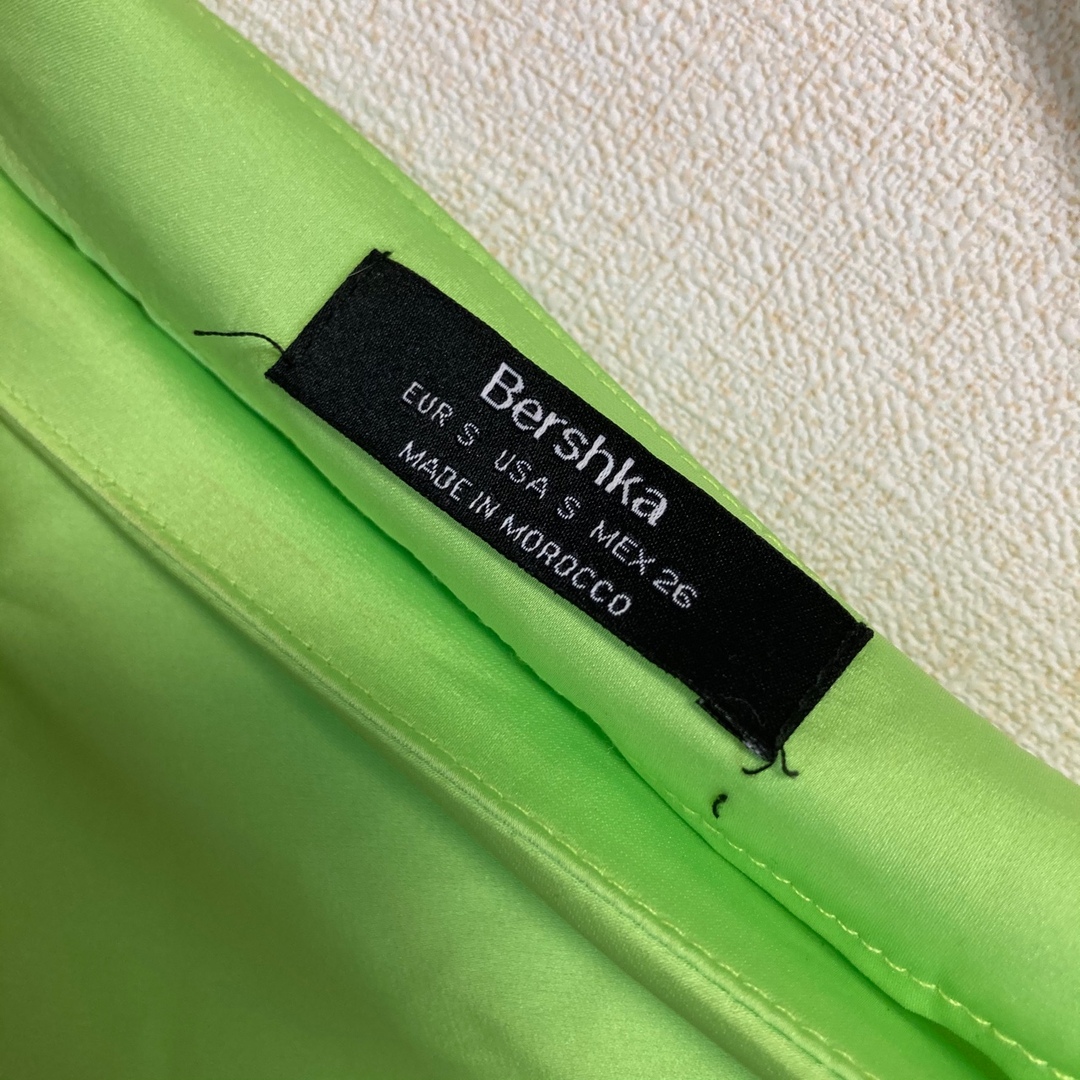 Bershka(ベルシュカ)のBershka ネオングリーン サテン ミディスカート レディースのスカート(ロングスカート)の商品写真