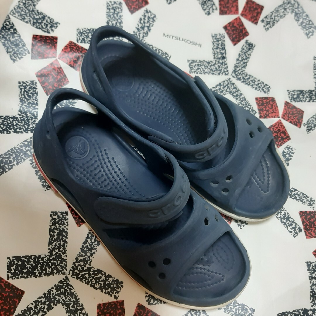 crocs(クロックス)のクロックス19 キッズ/ベビー/マタニティのキッズ靴/シューズ(15cm~)(サンダル)の商品写真