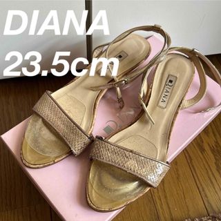 ダイアナ(DIANA)のDIANA メタルゴールド クロコ型ストラップ付きサンダル(サンダル)