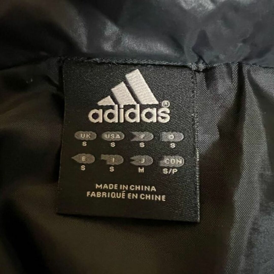 adidas ナイロンジャケット　フリースパーカー　三本線　ロゴ入り　スポーツ