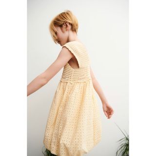 ザラキッズ(ZARA KIDS)のZARAザラキッズ*コンビエンブロイダリーニットワンピース*バターイエロー120(ワンピース)