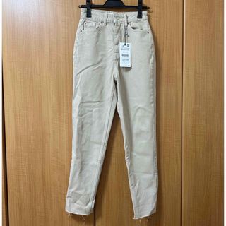 ザラ(ZARA)の新品★ZARA テーパードパンツ　34 生成り　ベージュ(カジュアルパンツ)