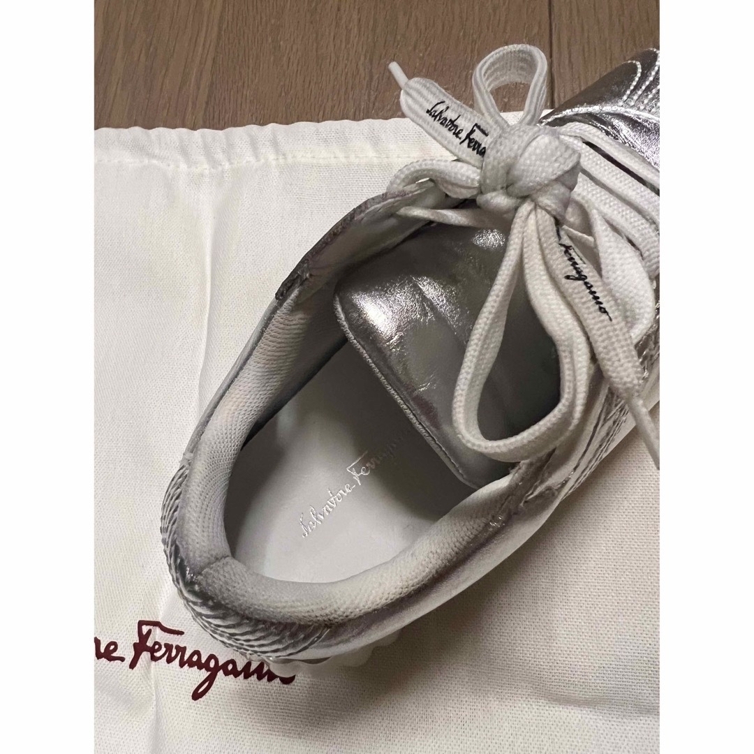 Salvatore Ferragamo(サルヴァトーレフェラガモ)のご購入済み　Salvatore Ferragamo シルバーガンチーニスニーカー レディースの靴/シューズ(スニーカー)の商品写真