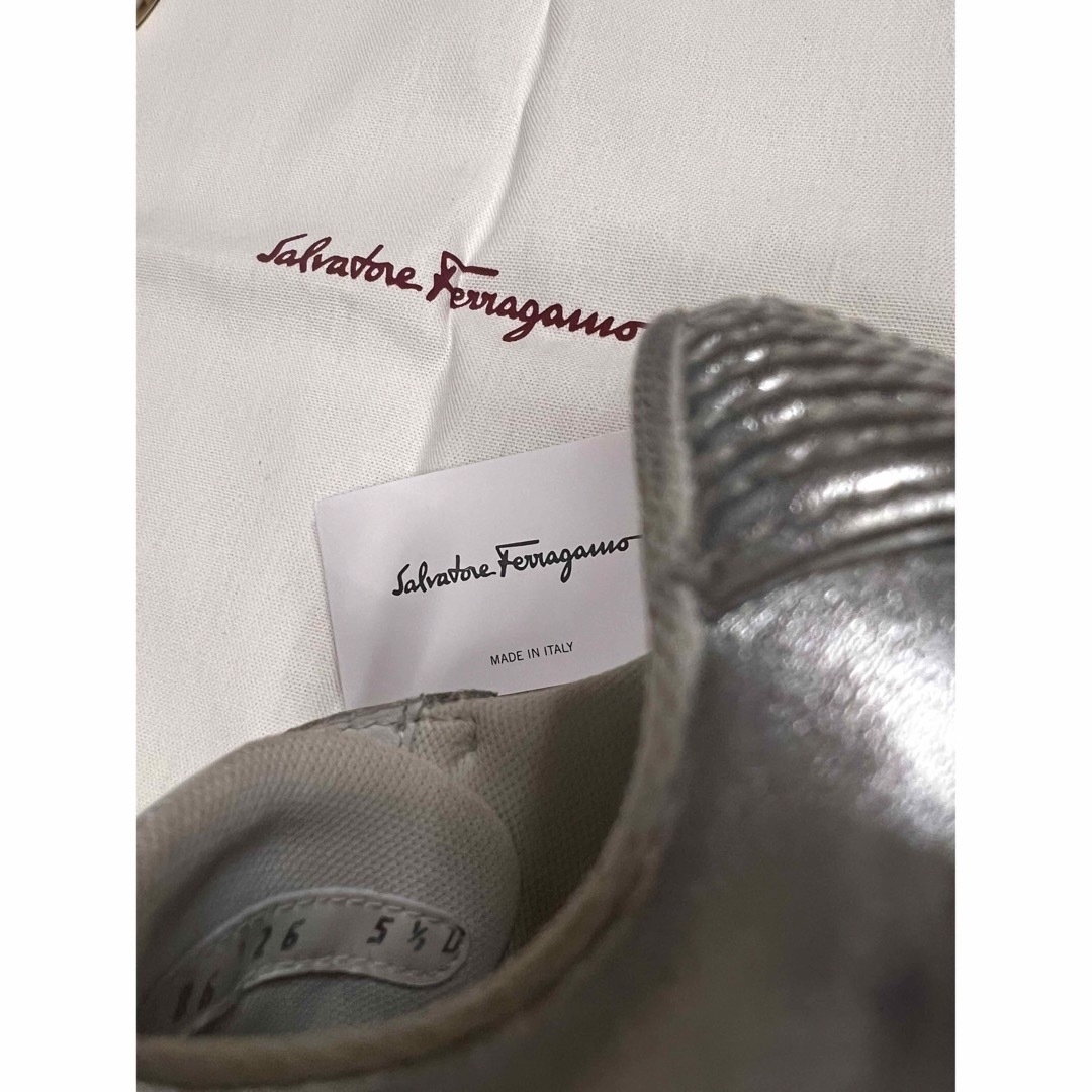 Salvatore Ferragamo(サルヴァトーレフェラガモ)のご購入済み　Salvatore Ferragamo シルバーガンチーニスニーカー レディースの靴/シューズ(スニーカー)の商品写真