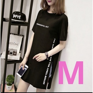 人気新品Mワンポイントロゴ フェイクTシャツ ワンピース風 ブラックスリット(ミニワンピース)
