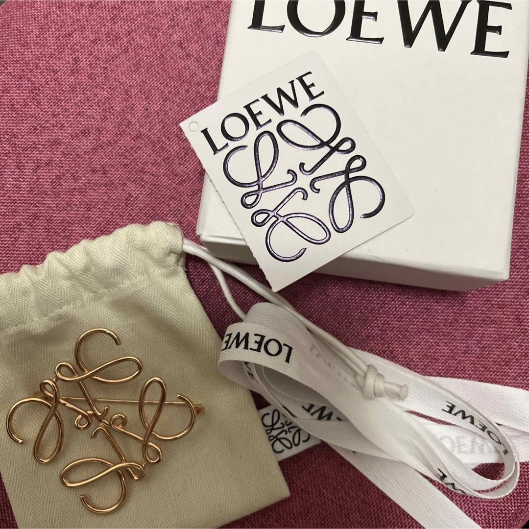 LOEWE アナグラムブローチ　ピンクゴールド