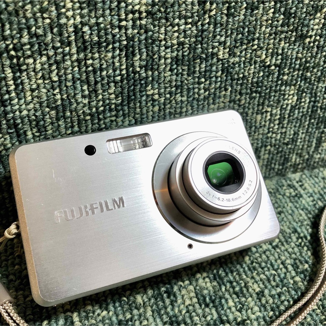 富士フイルム(フジフイルム)の美品 富士フイルム FUJIFILM  FinePix J10 デジタルカメラ スマホ/家電/カメラのカメラ(コンパクトデジタルカメラ)の商品写真