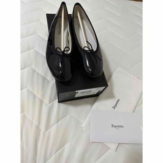 レペット(repetto)の【新品未使用】レペット　ブラックエナメル36.5サイズ（23.5cm）(バレエシューズ)