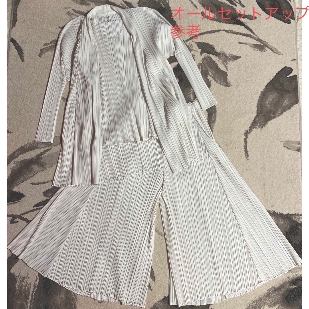 PLEATS PLEASE ISSEY MIYAKE(プリーツプリーズイッセイミヤケ)の【希少】プリーツプリーズ　メロープリーツ　ワイドフレアパンツ　ホワイト レディースのパンツ(カジュアルパンツ)の商品写真