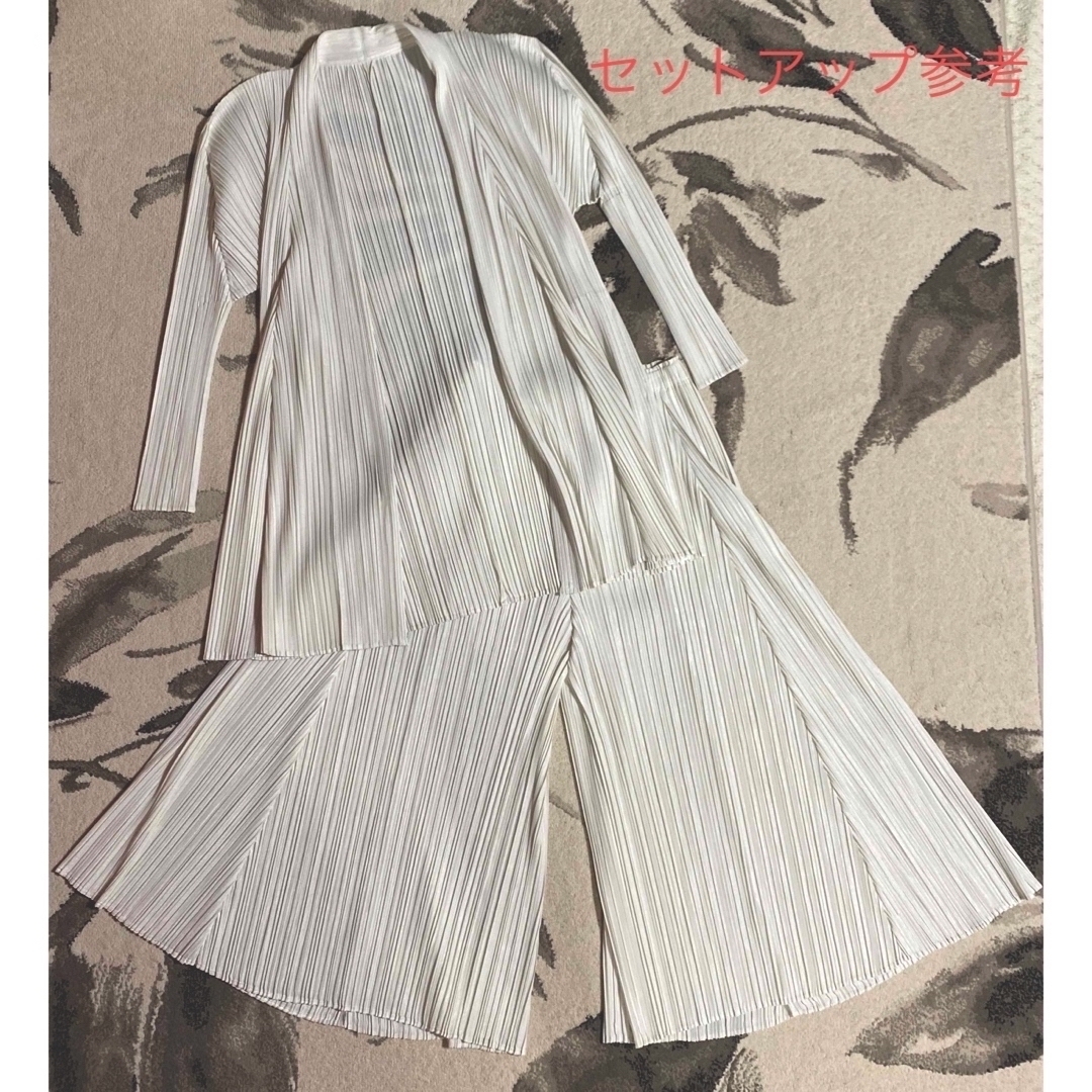 PLEATS PLEASE ISSEY MIYAKE(プリーツプリーズイッセイミヤケ)の【希少】プリーツプリーズ　メロープリーツ　ワイドフレアパンツ　ホワイト レディースのパンツ(カジュアルパンツ)の商品写真