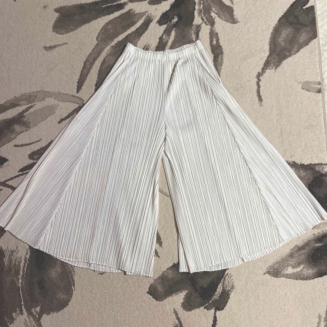 PLEATS PLEASE ISSEY MIYAKE(プリーツプリーズイッセイミヤケ)の【希少】プリーツプリーズ　メロープリーツ　ワイドフレアパンツ　ホワイト レディースのパンツ(カジュアルパンツ)の商品写真