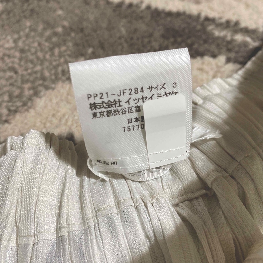 PLEATS PLEASE ISSEY MIYAKE(プリーツプリーズイッセイミヤケ)の【希少】プリーツプリーズ　メロープリーツ　ワイドフレアパンツ　ホワイト レディースのパンツ(カジュアルパンツ)の商品写真