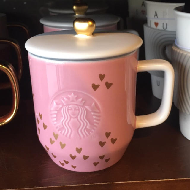 Starbucks Coffee(スターバックスコーヒー)のスターバックス台湾2017新作 ハートいっぱい ピンクの蓋付きマグ 限定品 インテリア/住まい/日用品のキッチン/食器(グラス/カップ)の商品写真