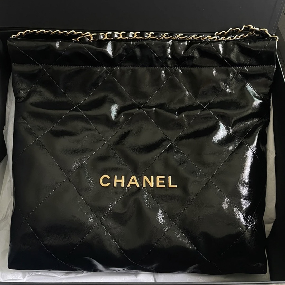 Chanel 22 ハンドバッグ　シャイニー　カーフスキン　ブラック　シャネル