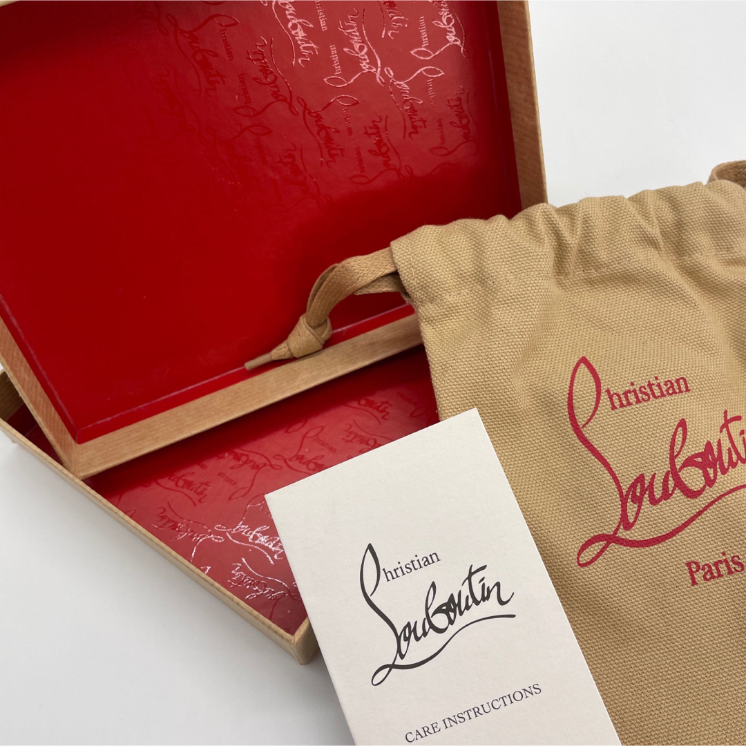 【極美品】christian louboutin 二つ折り財布　スタッズ 2