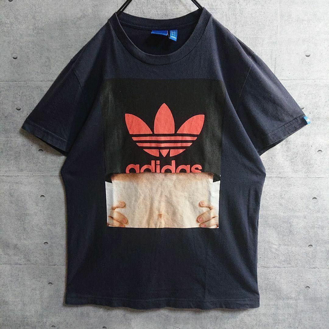 adidas(アディダス)の【adidas】 ビッグロゴ トレフォイル ヘソ出しプリント Tシャツ 紺 M メンズのトップス(Tシャツ/カットソー(半袖/袖なし))の商品写真