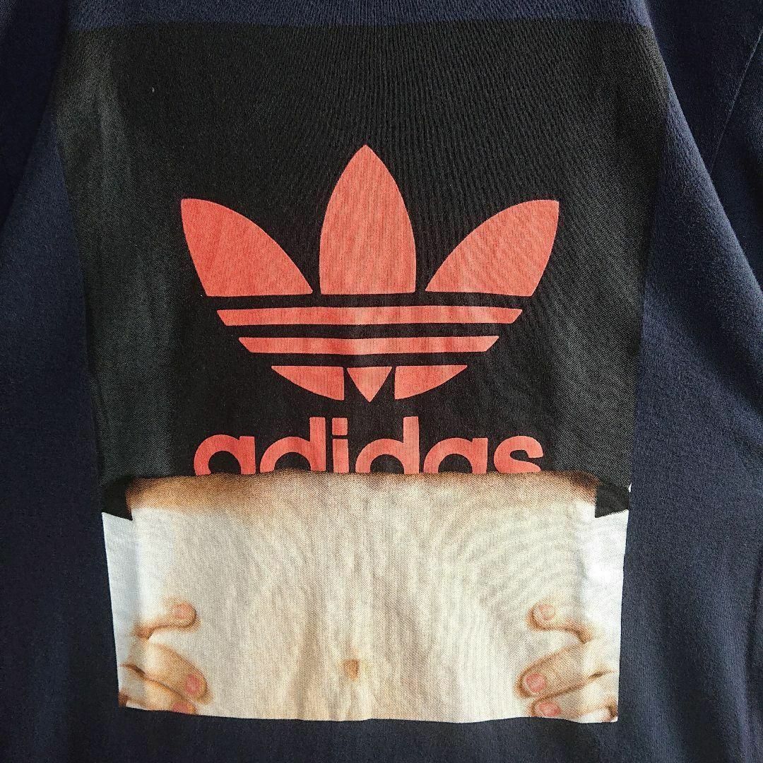 adidas(アディダス)の【adidas】 ビッグロゴ トレフォイル ヘソ出しプリント Tシャツ 紺 M メンズのトップス(Tシャツ/カットソー(半袖/袖なし))の商品写真