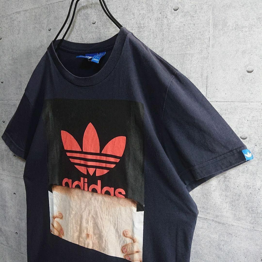 adidas(アディダス)の【adidas】 ビッグロゴ トレフォイル ヘソ出しプリント Tシャツ 紺 M メンズのトップス(Tシャツ/カットソー(半袖/袖なし))の商品写真