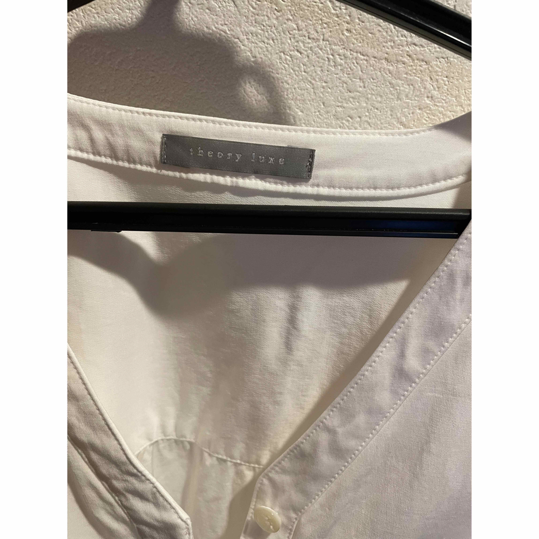 Theory luxe(セオリーリュクス)のブラウス　白 レディースのトップス(シャツ/ブラウス(半袖/袖なし))の商品写真