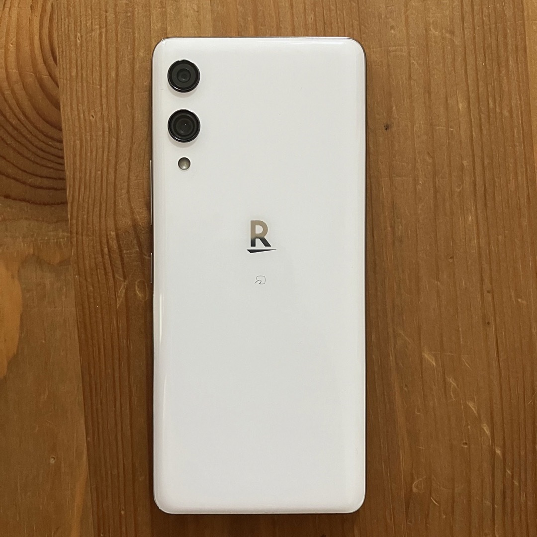 Rakuten(ラクテン)の【最安値】Rakuten Hand 本体 ホワイト スマホ/家電/カメラのスマートフォン/携帯電話(スマートフォン本体)の商品写真