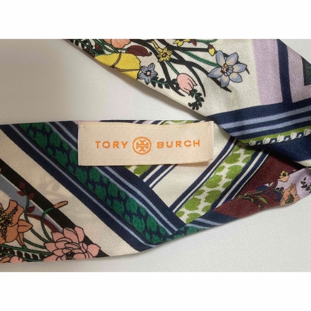 Tory Burch(トリーバーチ)の新品未使用　トリーバーチ　キーホルダー　シルク　ツイリー　スカーフ　花柄 レディースのファッション小物(キーホルダー)の商品写真