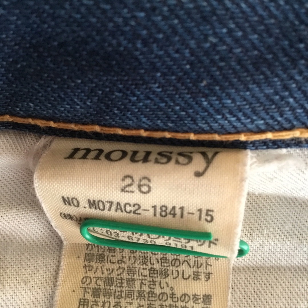 moussy(マウジー)の【日本製】MOUSSY デニム ローライズ 26 イエローステッチ ジーンズ レディースのパンツ(デニム/ジーンズ)の商品写真