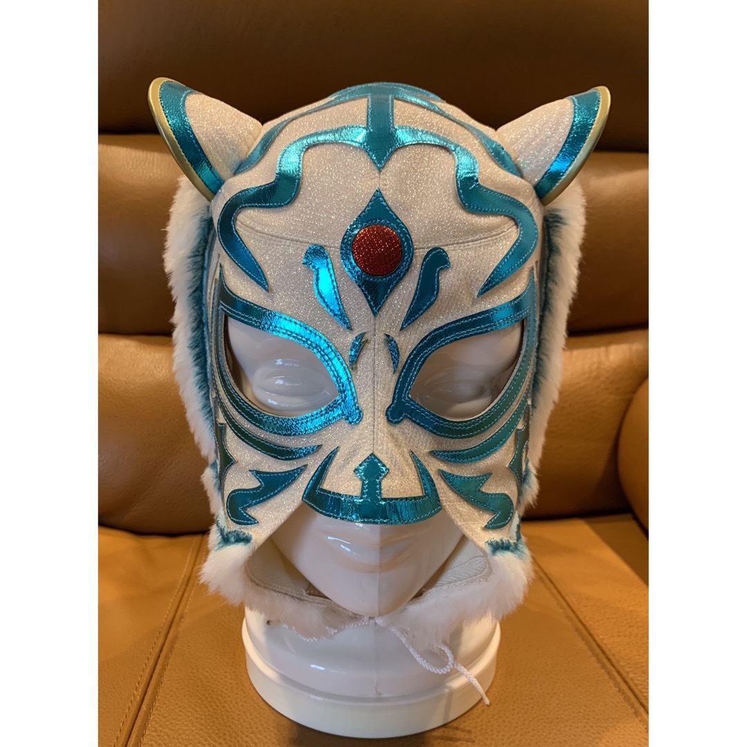 タイガーマスク 飯伏幸太 白ラメ YN製 試合用 マスク 直筆サイン入り 激レア | フリマアプリ ラクマ