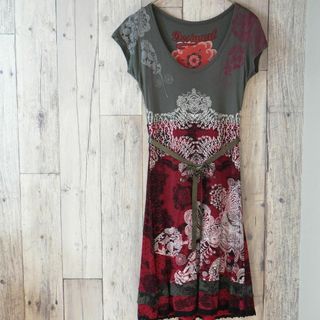 デシグアル(DESIGUAL)のDesigual Vネックプリントカットソーサテンリボン付きワンピース 緑×赤M(ひざ丈ワンピース)