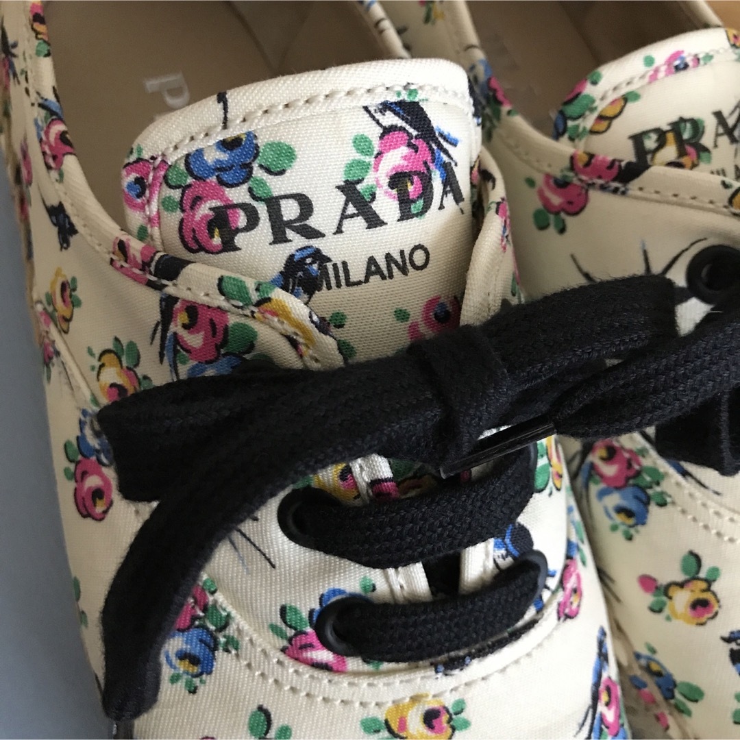 PRADA - 新品同様 極美品 プラダ ツバメ柄 スニーカー PRADA - 新品同様 極美品 プラダ ツバメ柄 スニーカー