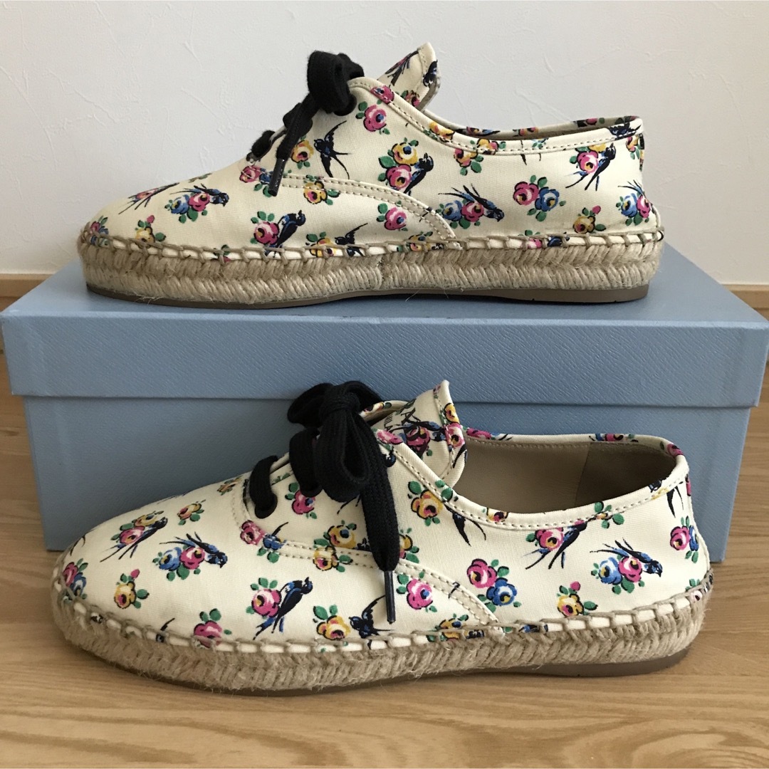 PRADA - 新品同様 極美品 プラダ ツバメ柄 スニーカー PRADA - 新品同様 極美品 プラダ ツバメ柄 スニーカー