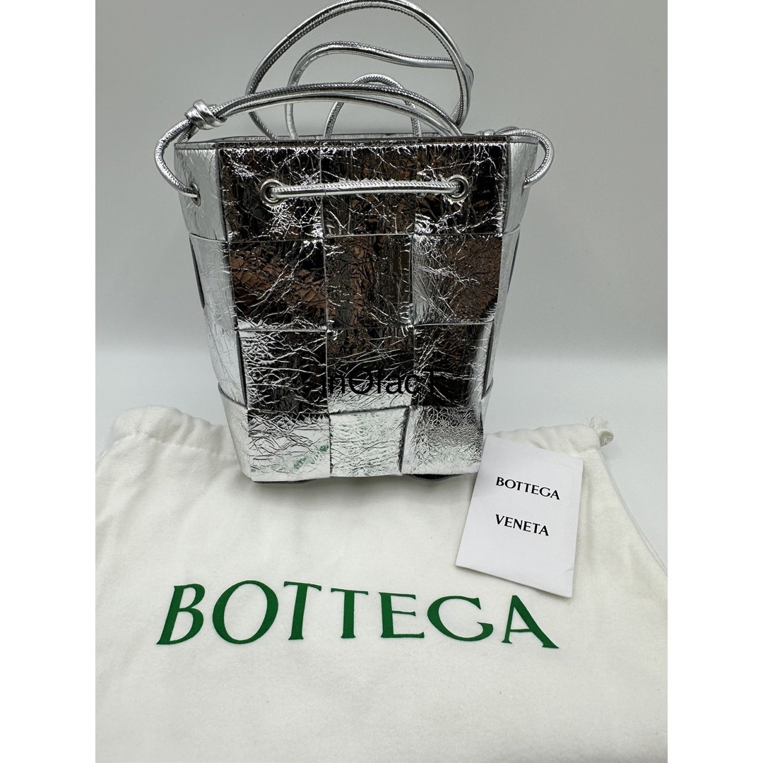 Bottega Veneta(ボッテガヴェネタ)のシルバー BOTTEGA VENETA スモール カセット バケットバッグ レディースのバッグ(ショルダーバッグ)の商品写真