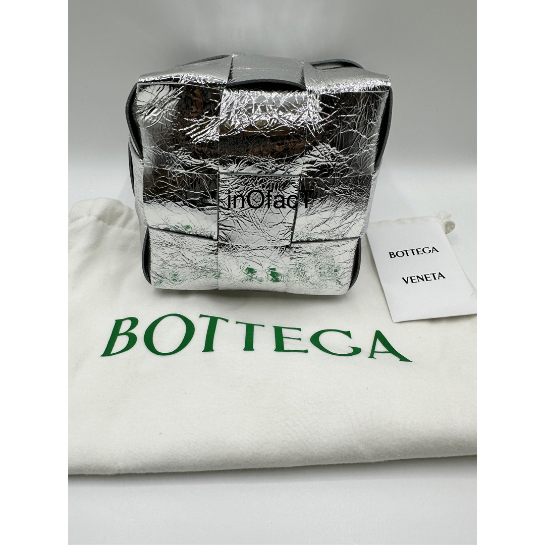 Bottega Veneta(ボッテガヴェネタ)のシルバー BOTTEGA VENETA スモール カセット バケットバッグ レディースのバッグ(ショルダーバッグ)の商品写真