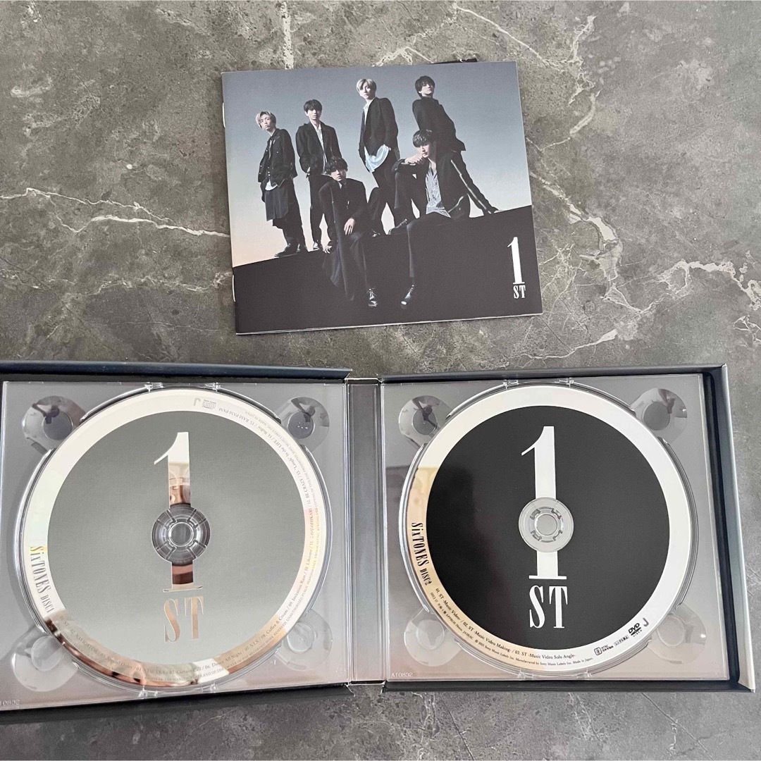 SixTONES(ストーンズ)のSixTONES 1ST アルバム エンタメ/ホビーのCD(ポップス/ロック(邦楽))の商品写真