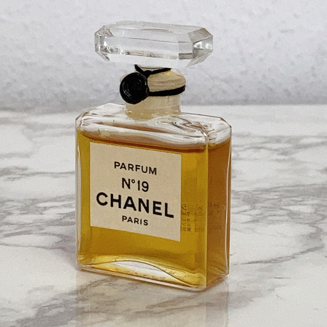 CHANEL - 美品 未使用 シャネル N°19 パルファム 7ml 香水の通販 by ...