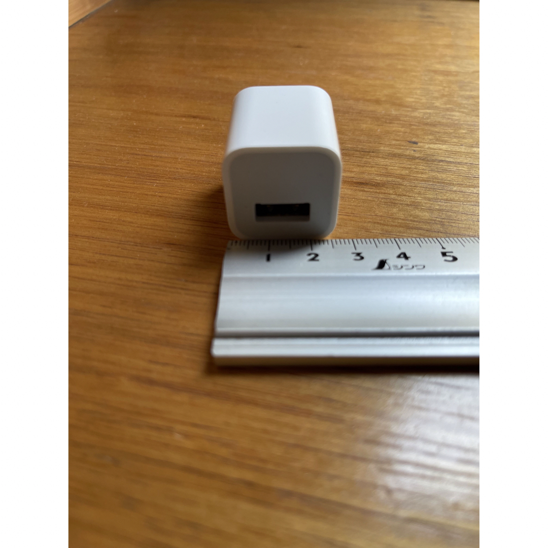 Apple(アップル)のiPhone 充電アダプターApple純正　USB type -A。 スマホ/家電/カメラのスマートフォン/携帯電話(バッテリー/充電器)の商品写真
