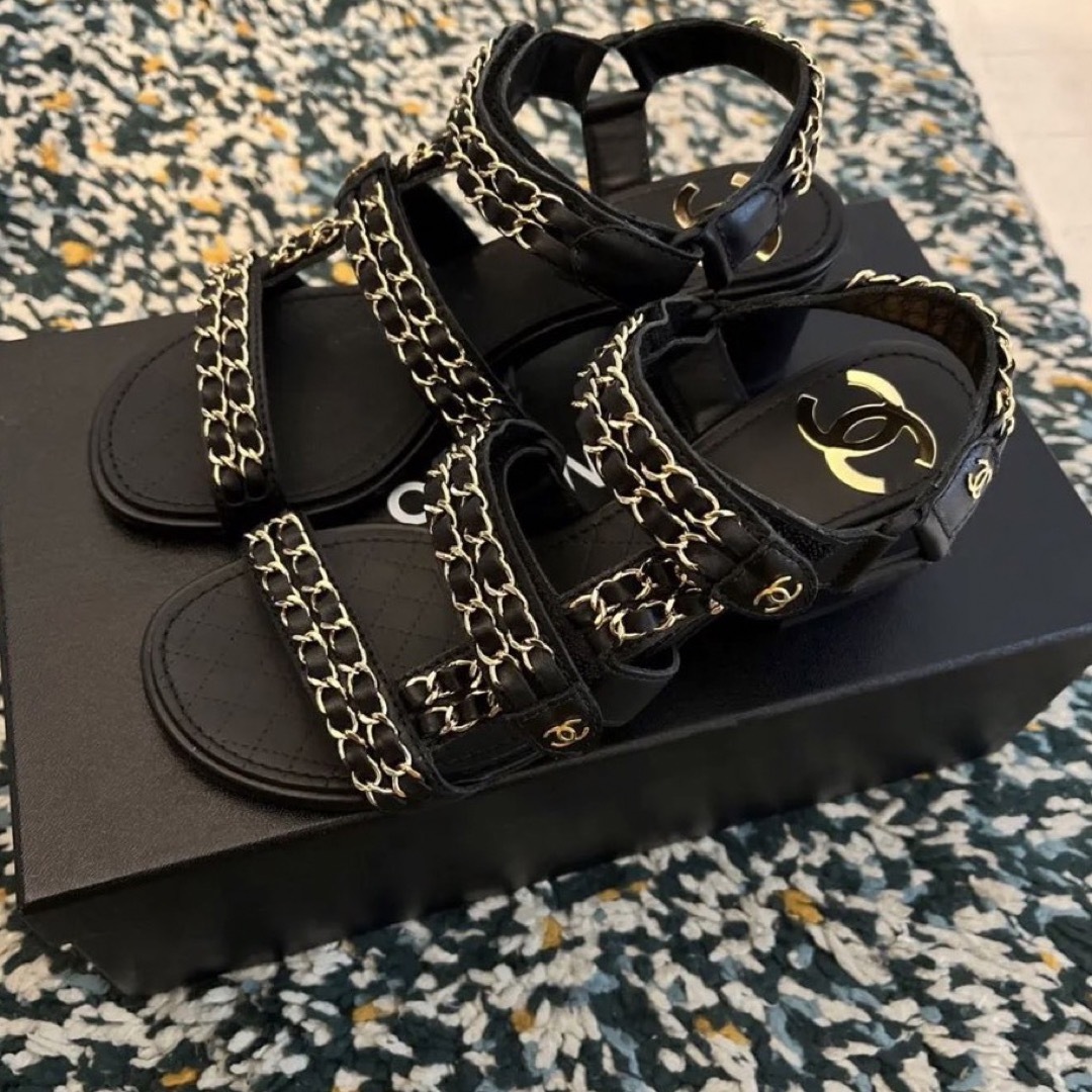 CHANEL ゴールドチェーンサンダル レディースの靴/シューズ(サンダル)の商品写真