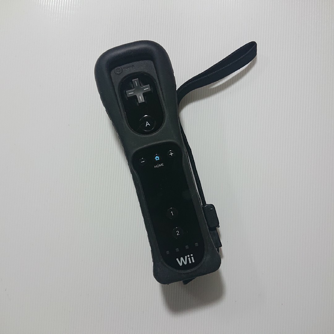 Wii(ウィー)のWiiリモコン ブラック 黒 任天堂純正品 ストラップとシリコンカバー付き エンタメ/ホビーのゲームソフト/ゲーム機本体(家庭用ゲーム機本体)の商品写真