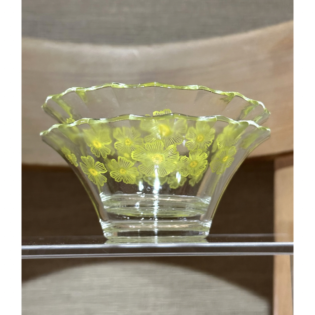 Pyrex(パイレックス)の昭和レトロ　フリルガラス小鉢　花柄ガラスボウル　pyrex ヴィンテージ　セット インテリア/住まい/日用品のキッチン/食器(食器)の商品写真