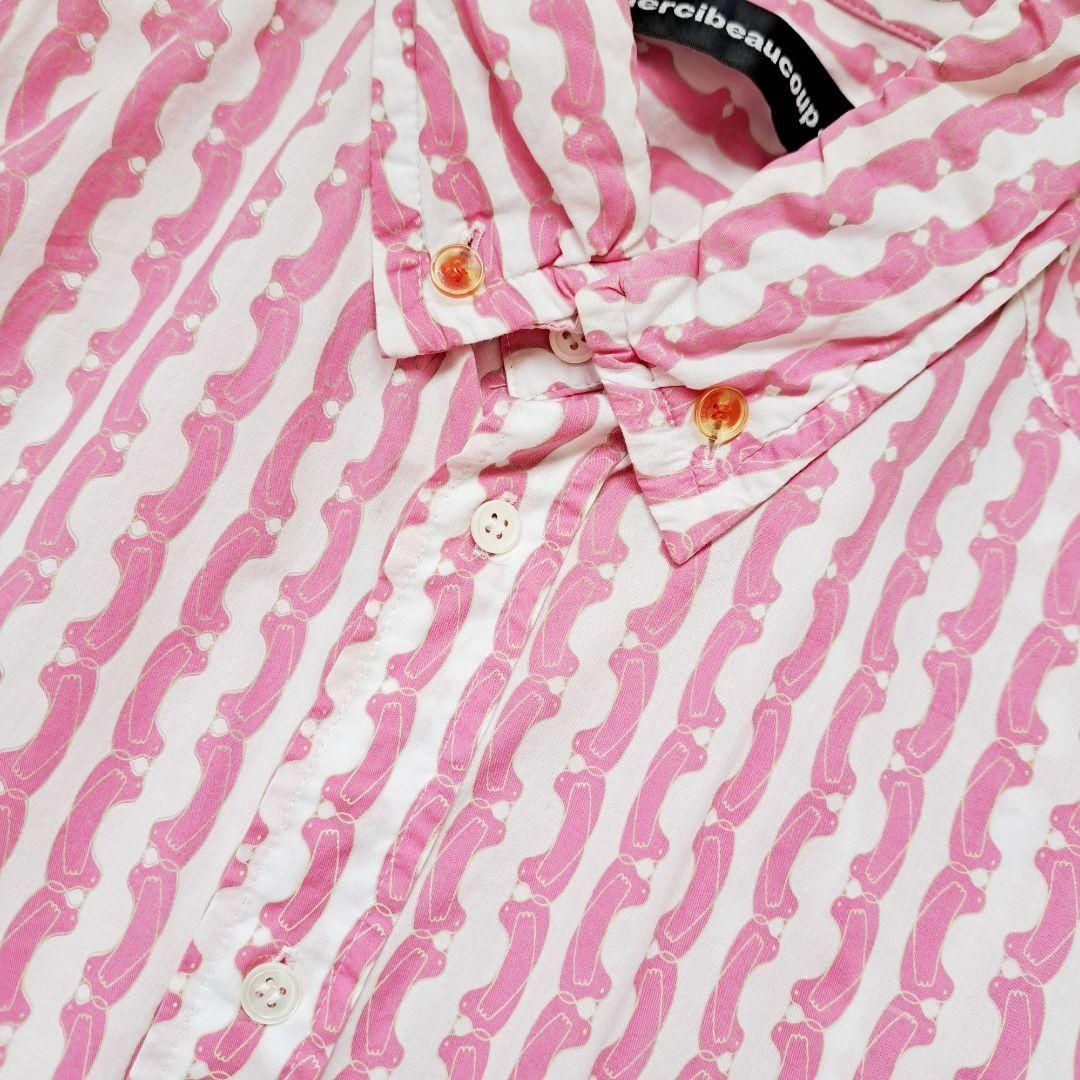 mercibeaucoup(メルシーボークー)のメルシーボークー ハト ストライプシャツ ピンク ホワイト ブラウス 総柄 レディースのトップス(シャツ/ブラウス(長袖/七分))の商品写真
