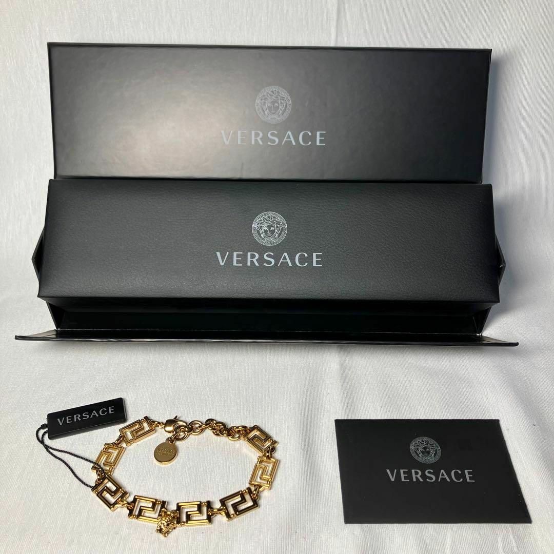 VERSACE(ヴェルサーチ)の新品未使用 VERSACE グレカ ブレスレット ゴールドトーン チャーム付 メンズのアクセサリー(ブレスレット)の商品写真