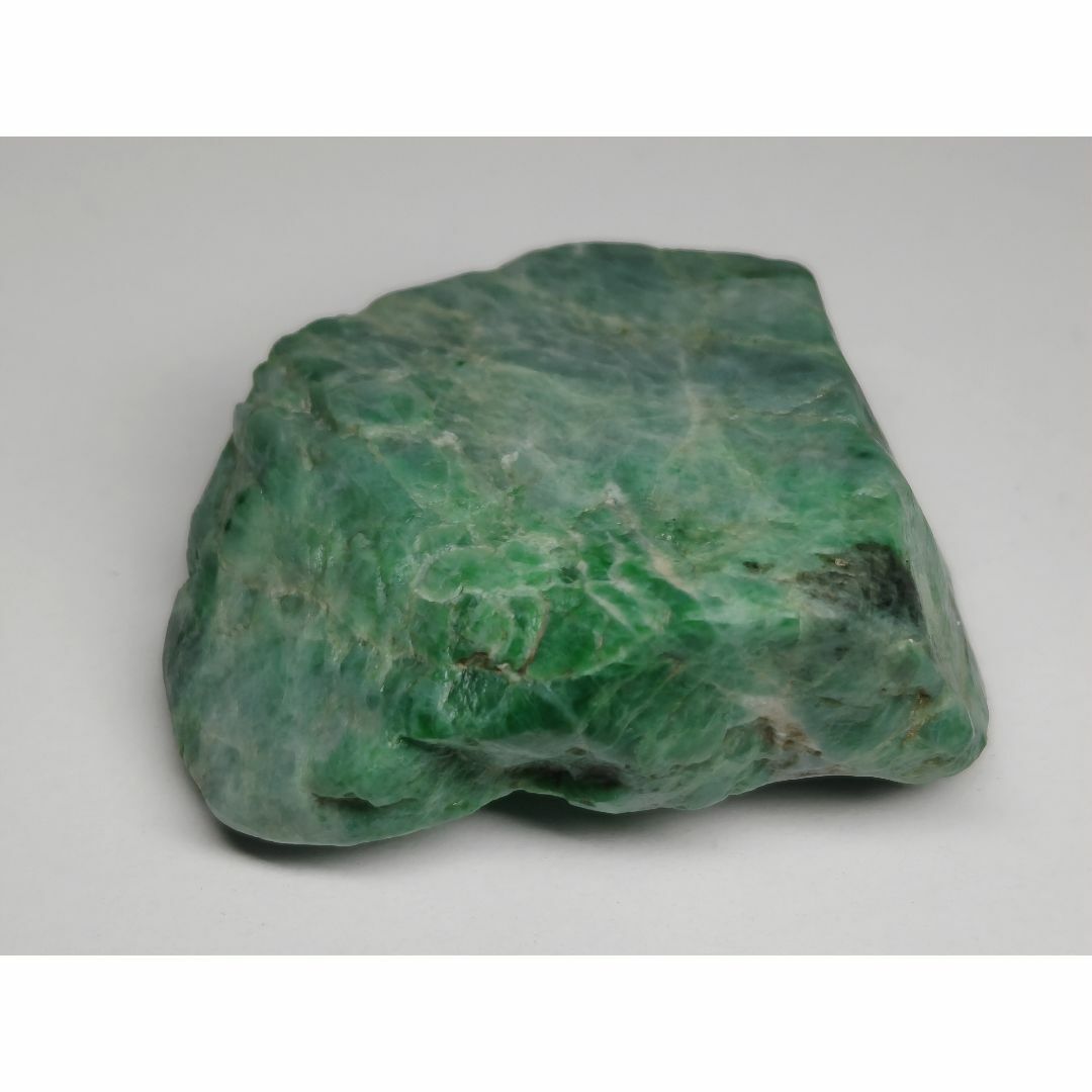 鮮緑 82g 翡翠 ヒスイ 翡翠原石 原石 鉱物 鑑賞石 自然石 誕生石 鉱石
