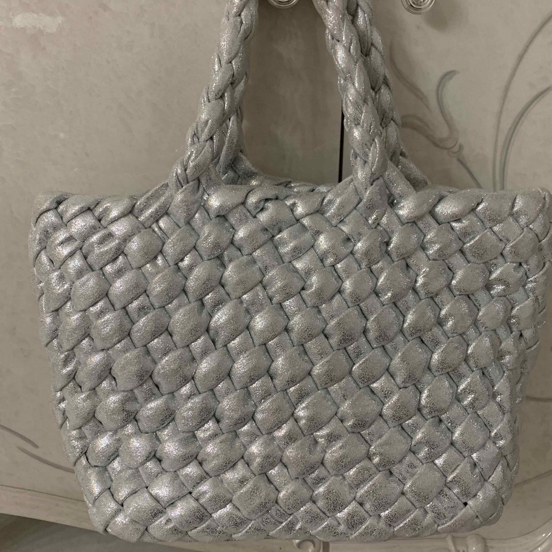 シルバー　キラキラ　トートバック レディースのバッグ(トートバッグ)の商品写真