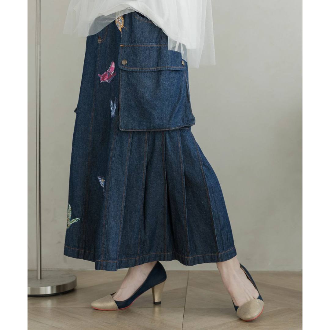 イズスカラー　533006：蝶刺繍 綿ツイルとデニムのカーゴスカート