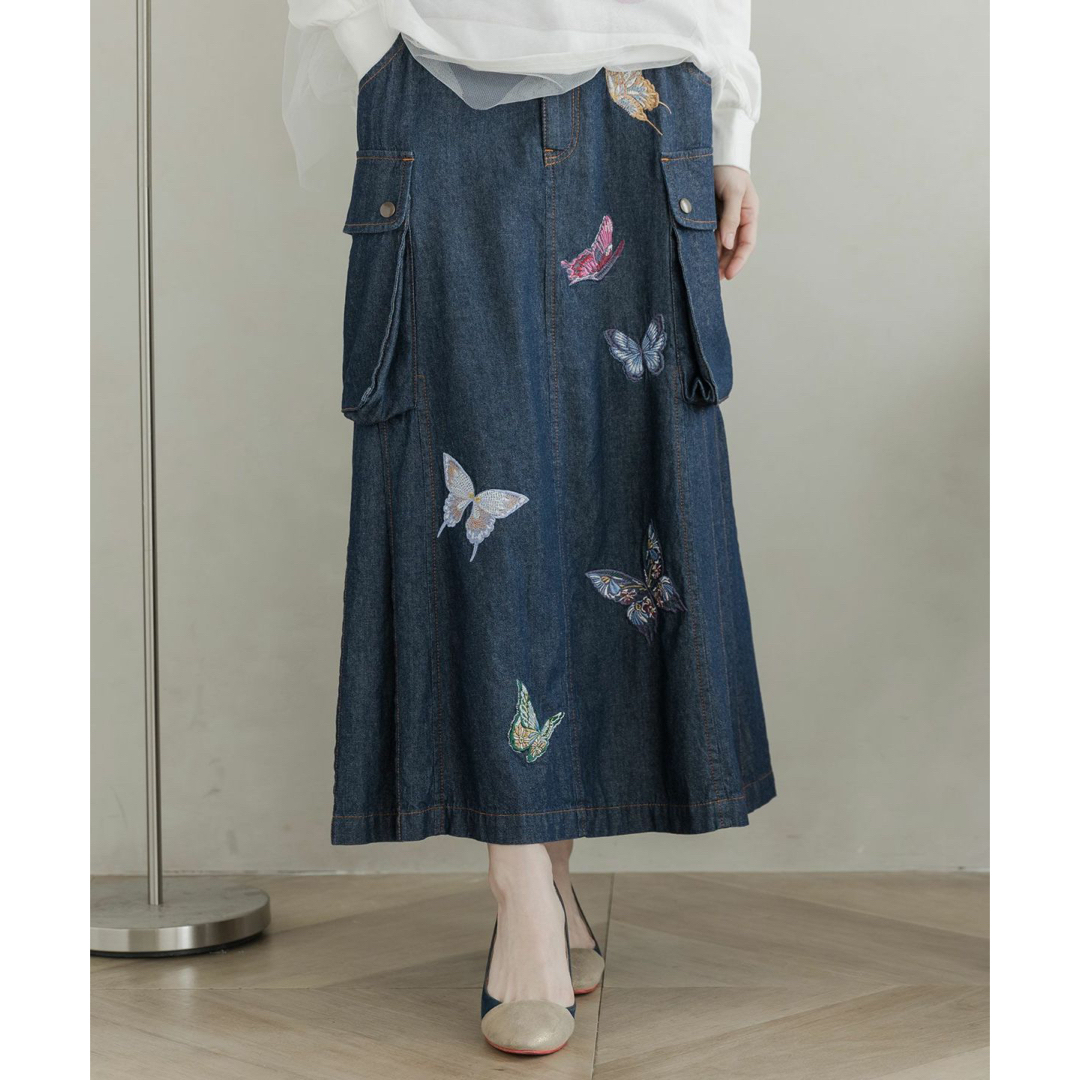 イズスカラー　533006：蝶刺繍 綿ツイルとデニムのカーゴスカート愛美160㎝model着用
